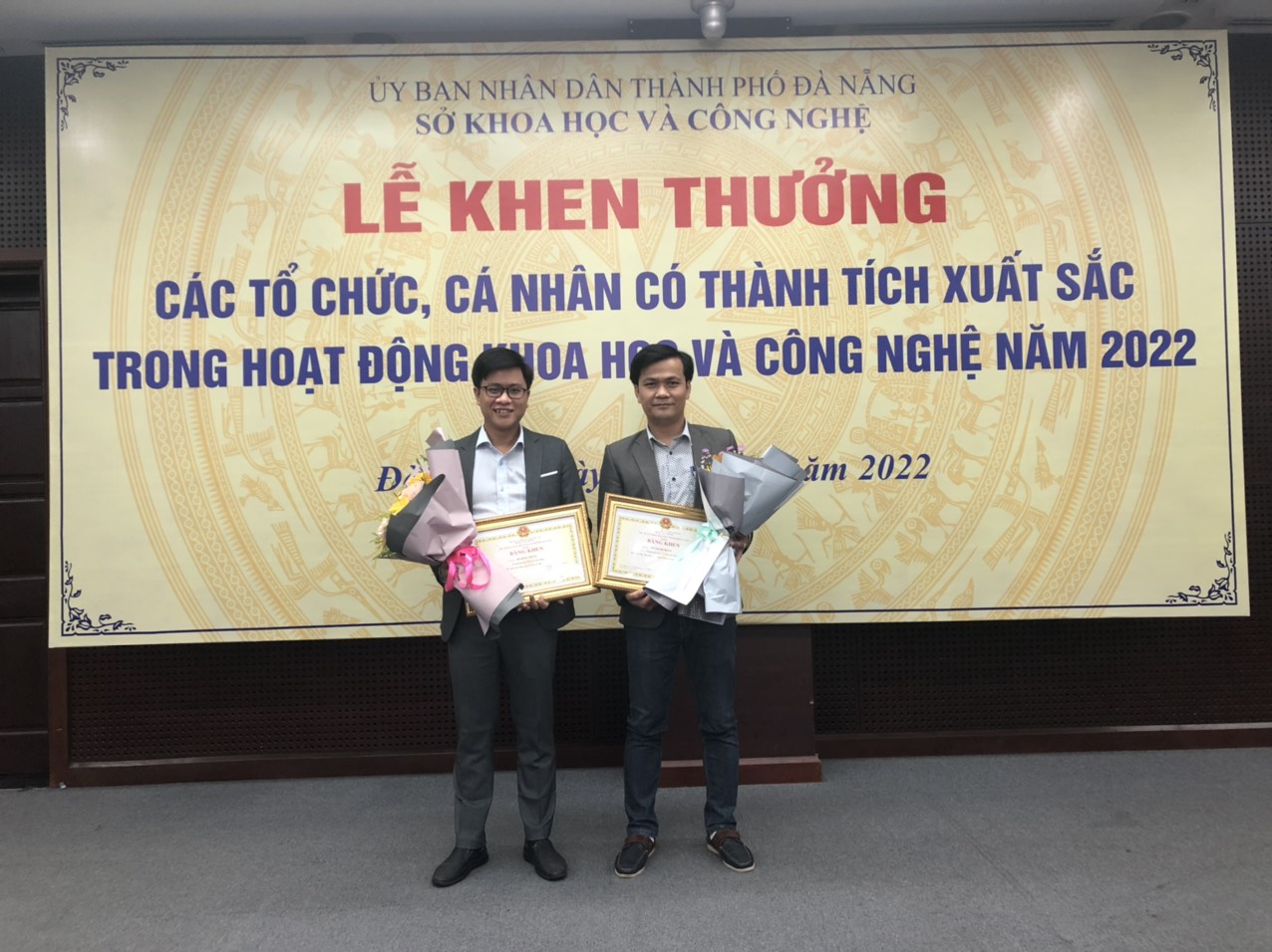 [𝐂𝐎𝐍𝐆𝐑𝐀𝐓𝐔𝐋𝐀𝐓𝐈𝐎𝐍𝐒]  Chúc mừng 02 giảng viên DAU được UBND TP. Đà Nẵng và Sở KHCN Đà Nằng khen thưởng trong hoạt động KHCN của thành phố năm 2022