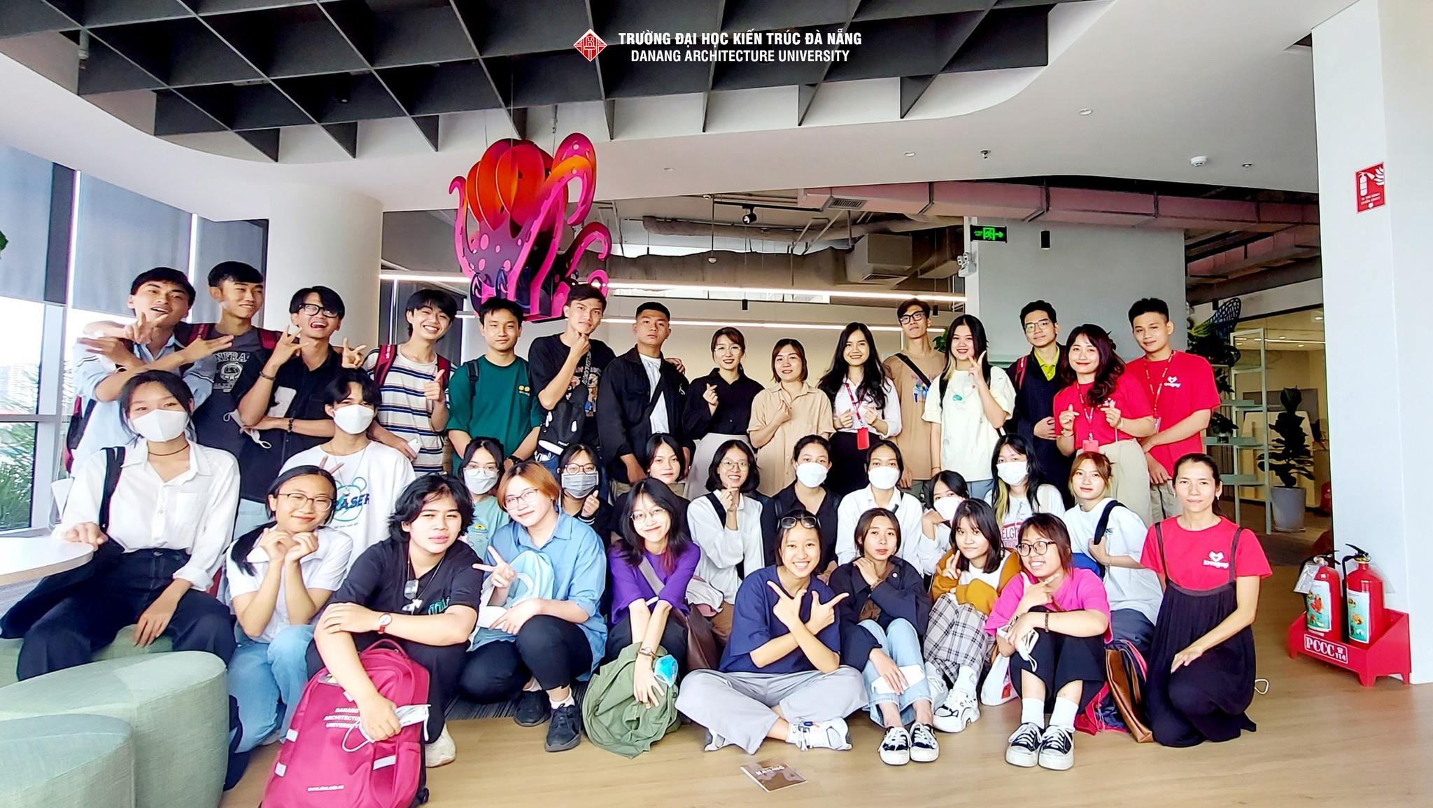DAU-ers tham gia trải nghiệm làm thiệp 3D tại Lovepop Việt Nam