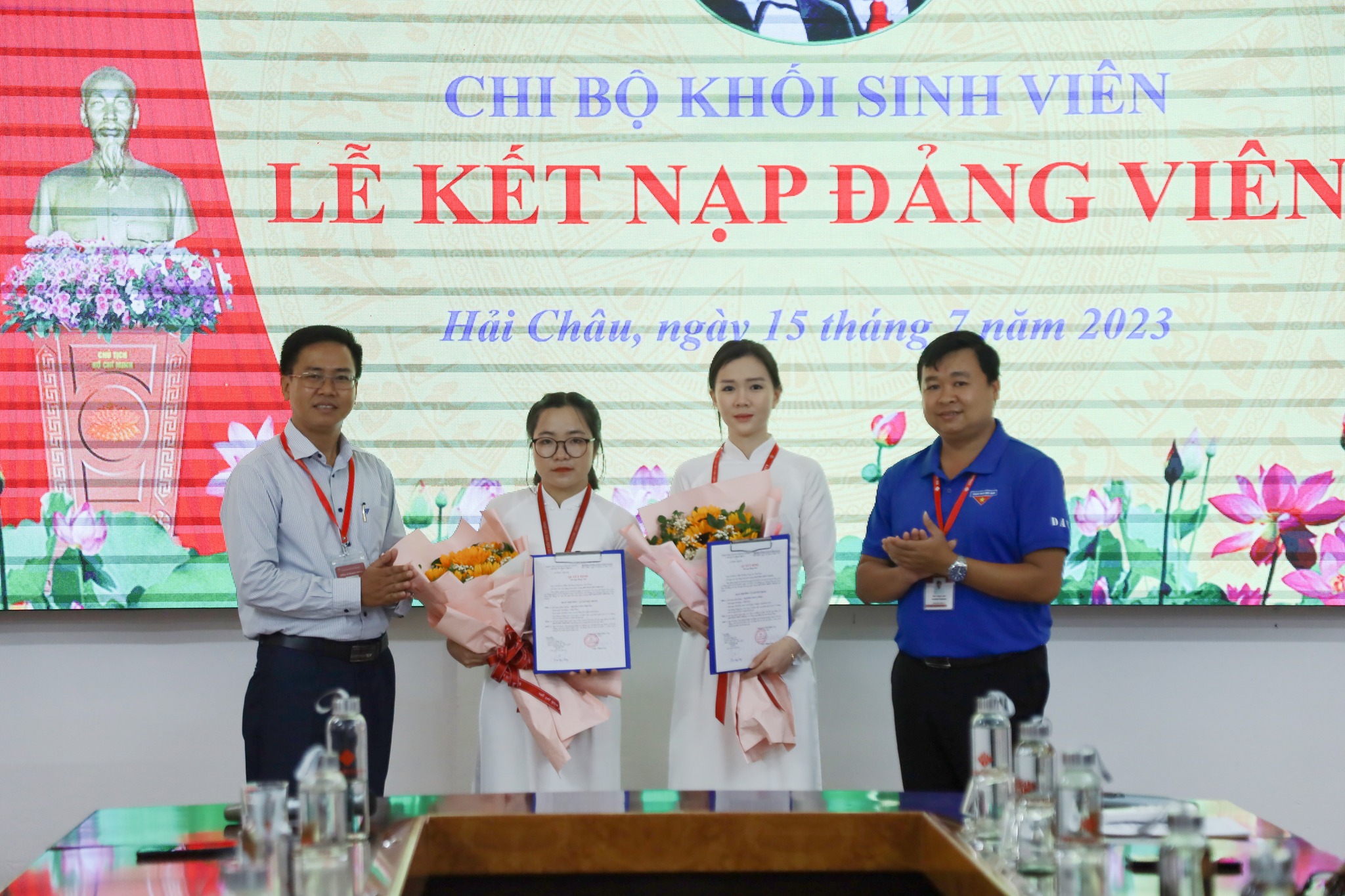 Lễ kết nạp Đảng viên cho Đoàn thanh niên ưu tú Đỗ Nguyên Nhung và Nguyễn Thùy Trâm 