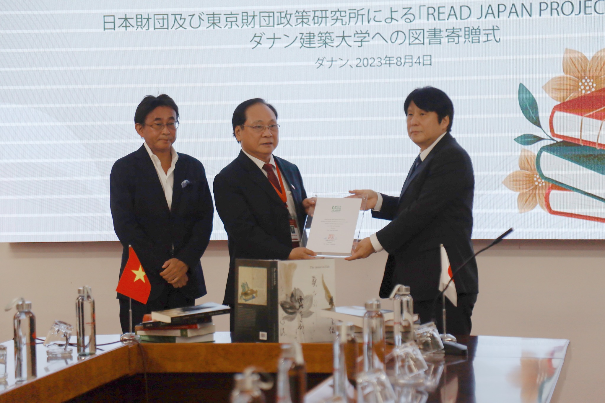 Lễ trao tặng sách do The Nippon Foundation và quỹ nghiên cứu chính sách Tokyo tài trợ trong khuôn khổ dự án Read Japan Project 