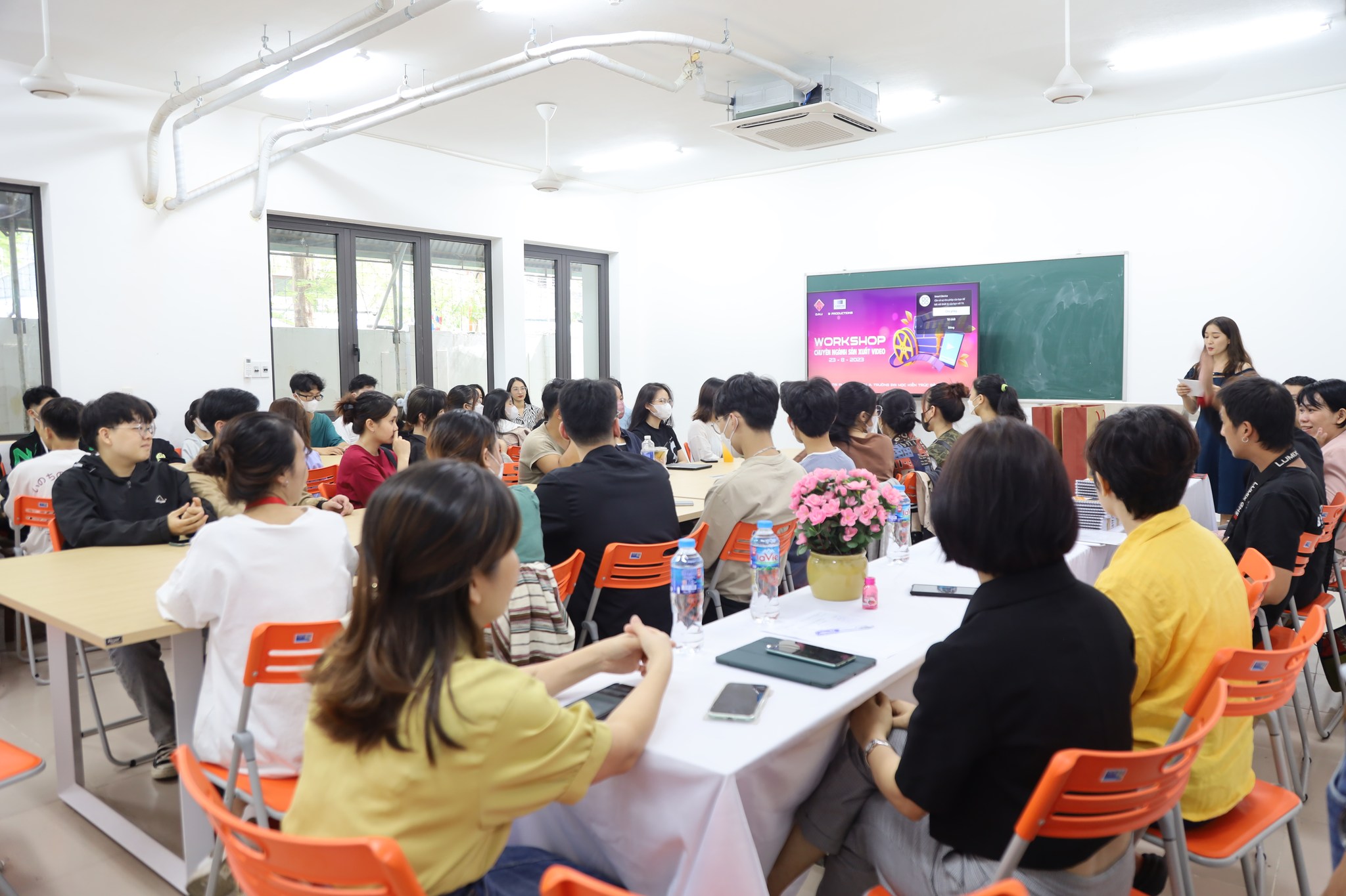 Workshop Chuyên ngành sản xuất video do Ngành Thiết kế đồ họa, Trường Đại học Kiến trúc Đà Nẵng phối hợp với B-Productions đang diễn ra