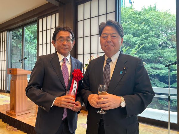 Ông Nishizaki Tatsuya - Phó Hiệu trưởng Trường Đại học Kiến trúc Đà Nẵng đã vinh dự nhận được bằng khen từ ông Yoshimasa Hayashi - Bộ trưởng Bộ Ngoại giao Nhật Bản