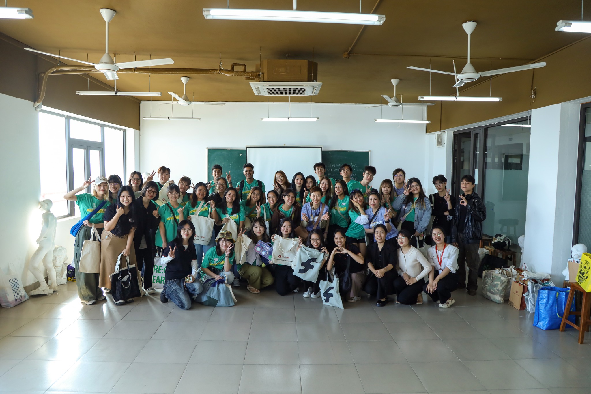 Khai mạc Chương trình giao lưu sinh viên hỗ trợ cộng đồng giữa Trường Đại học Kiến trúc Đà Nẵng và Trường Đại học Bách Khoa Hồng Kông 